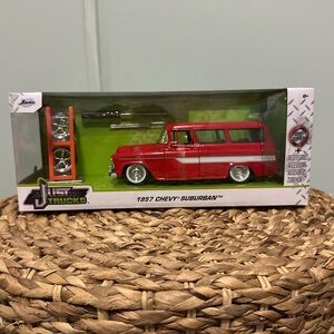 Just Trucks CHEVY SUBURBAN 1957 Vehicle 1:24 scale Diecast Jada +Extra Wheels